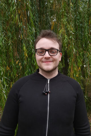 Hier ist ein Bild des Tutors Dustin zu sehen.