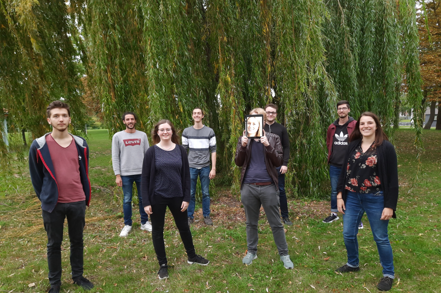 Hier ist ein Bild des gesamten Mathe-Treffpunkt-Teams zu sehen. Das sind insgesamt 9 Personen.