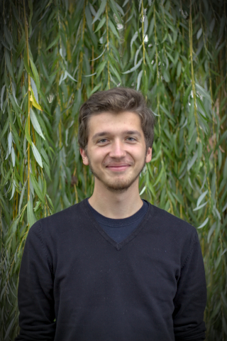 Hier ist ein Bild des Tutors Max zu sehen.
