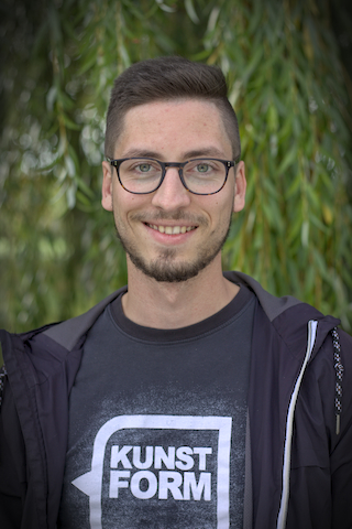 Hier ist ein Bild des Tutoren Moritz zu sehen.