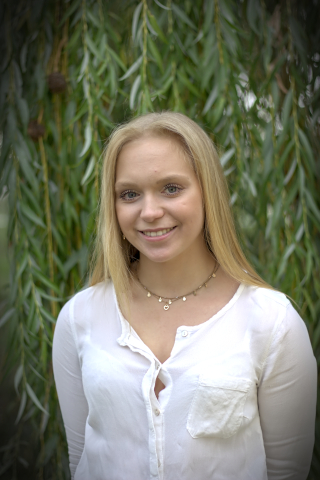 Hier ist ein Bild der Tutorin Sophie zu sehen.